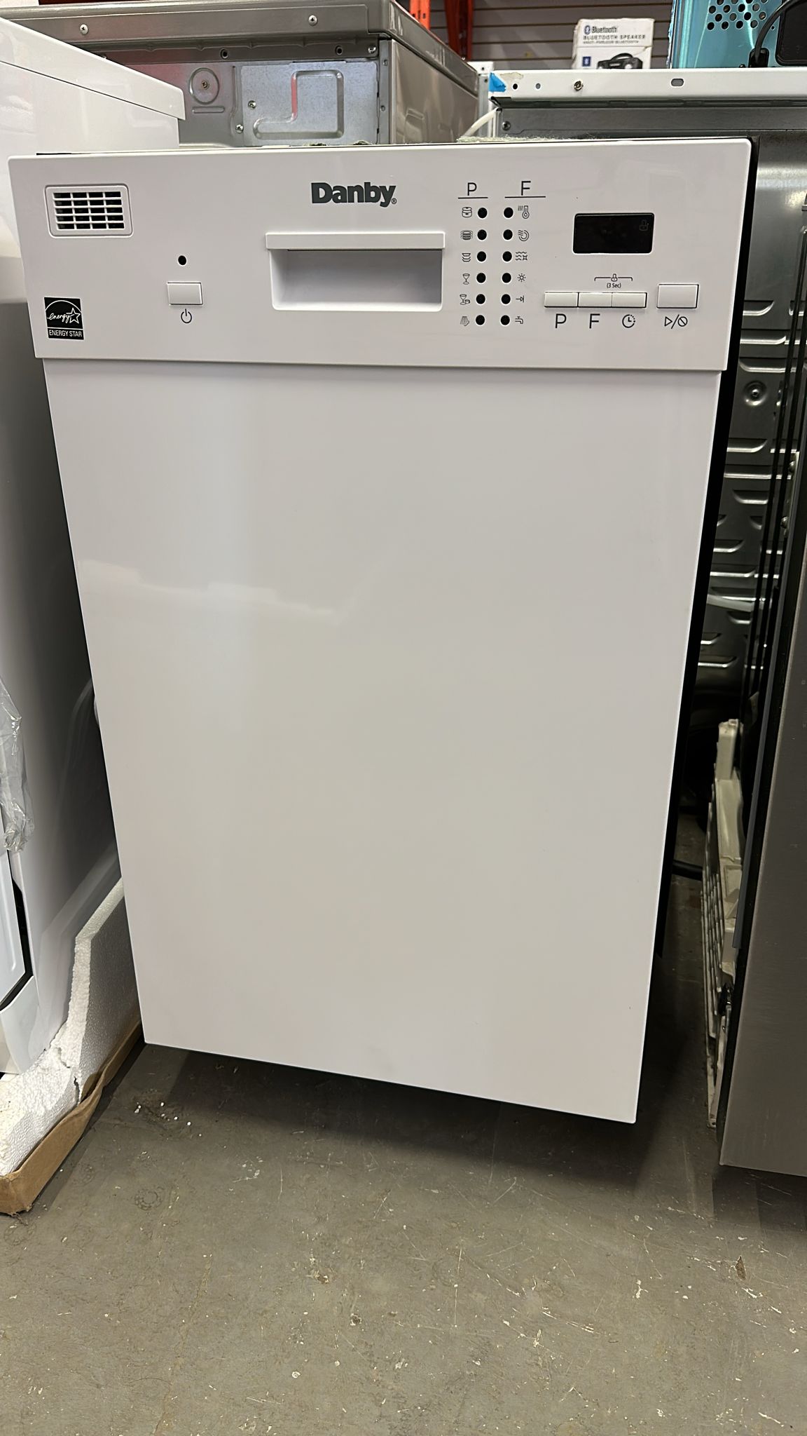 Danby 18″ Wide Built-in Dishwasher in White (DDW1804EW)