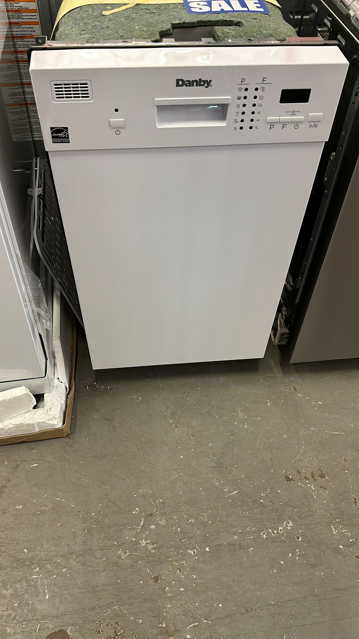 Danby 18″ Wide Built-in Dishwasher in White (DDW1804EW)